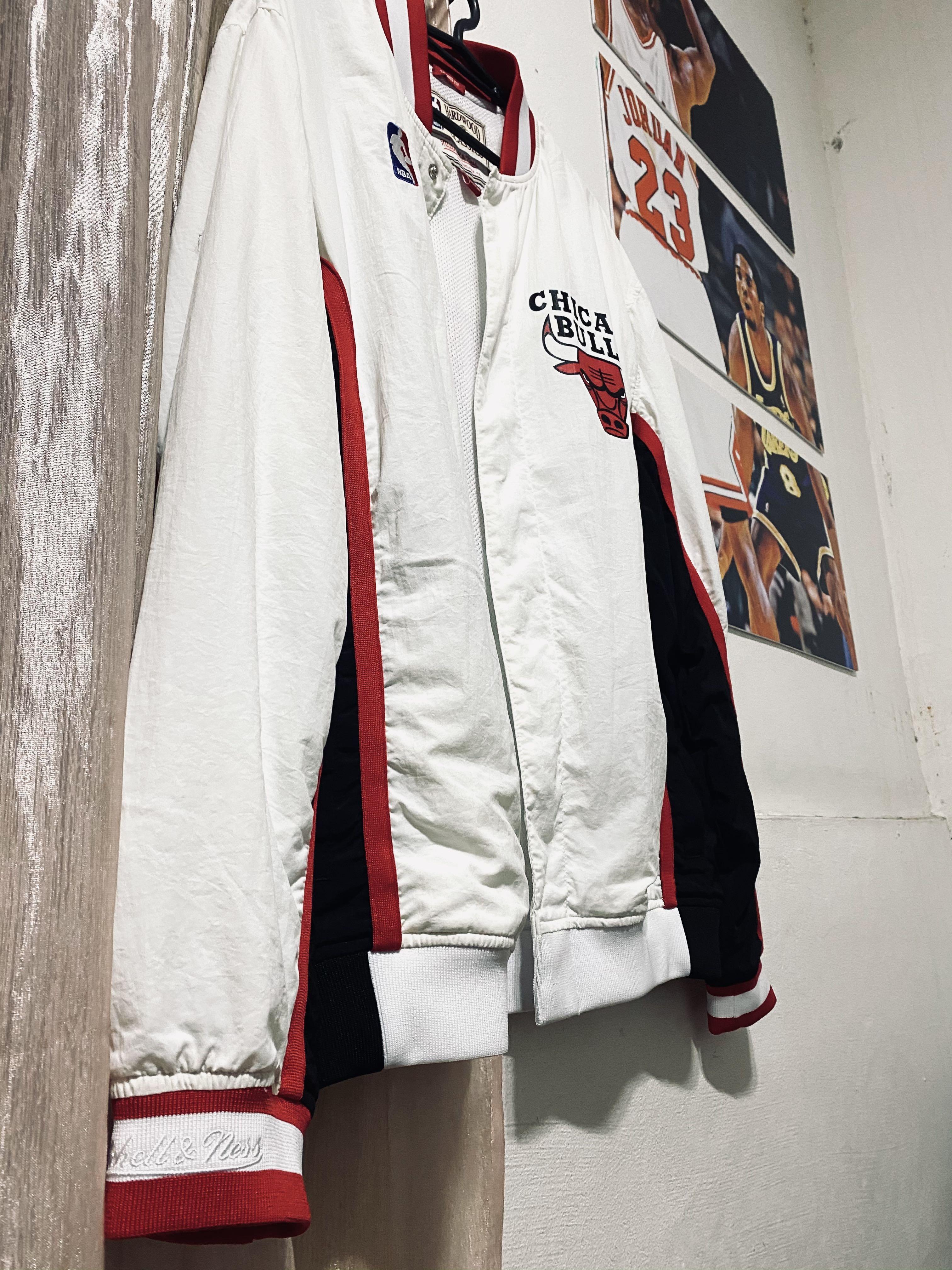 The Chicago Bulls Authentic Warm Up Jacket in 418T3A9AGSWIH-WHT