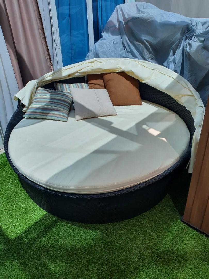 Round Day Bed, Furniture & Home Living, Furniture, Bed Frames