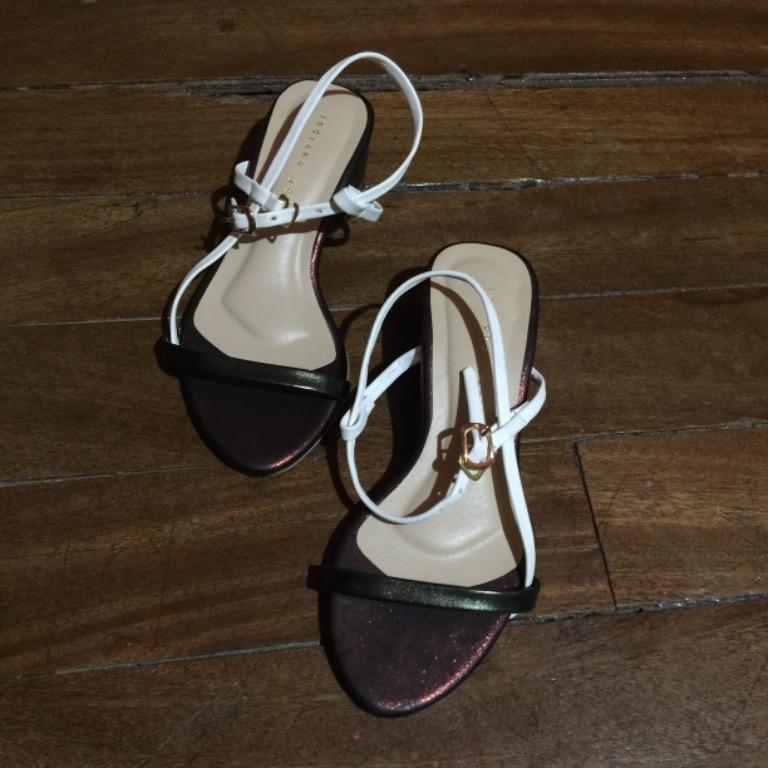 Glittery Strappy Heels Sandals Flats (Category: Flats & Sandals) located in Quezon City. Submitted by dindwan (Listing ID 1050348846, Image 3). Description: Size 5, No flaws, good as new just stored never used Tags: Adjustable Strappy straps 2 inches sandals flats heels open toe white straps black straps red glittered glitters shoes 2 inches .