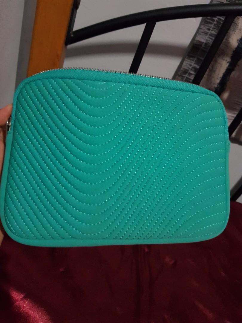 Guaranteed Authentic Marc Jacobs iPad Mini Tablet Case (Category: Luxury Bags & Wallets) located in Paranaque City. Submitted by rizasauthenticitems (Listing ID 1050371962, Image 2). Description: Guaranteed Authentic Marc Jacobs iPad Mini Tablet Case or pouch Cushioned Excellent condition No hairline on hardware Color: Teal Size: 9" x 6" x 1".