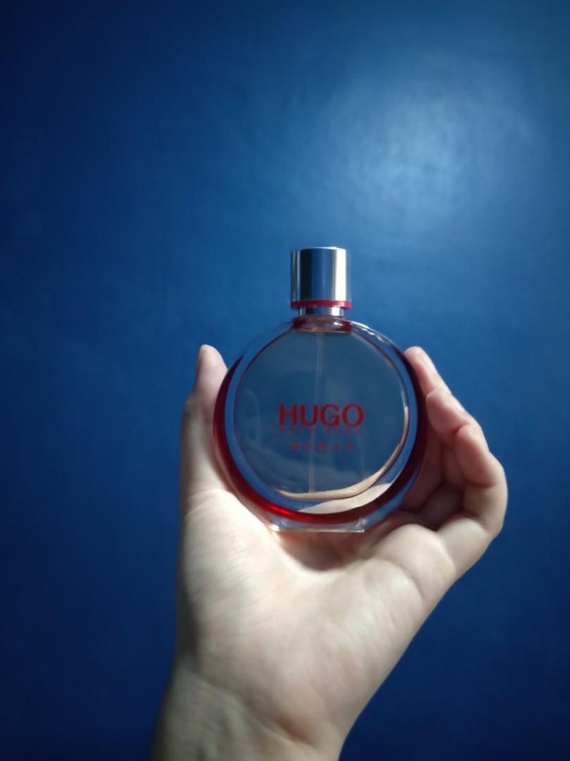 Hugo boss store woman rojo