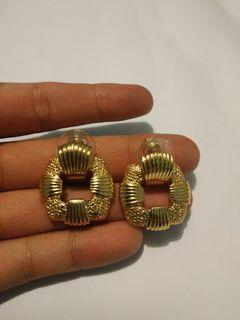 Monet earrings vintage
Gold plated