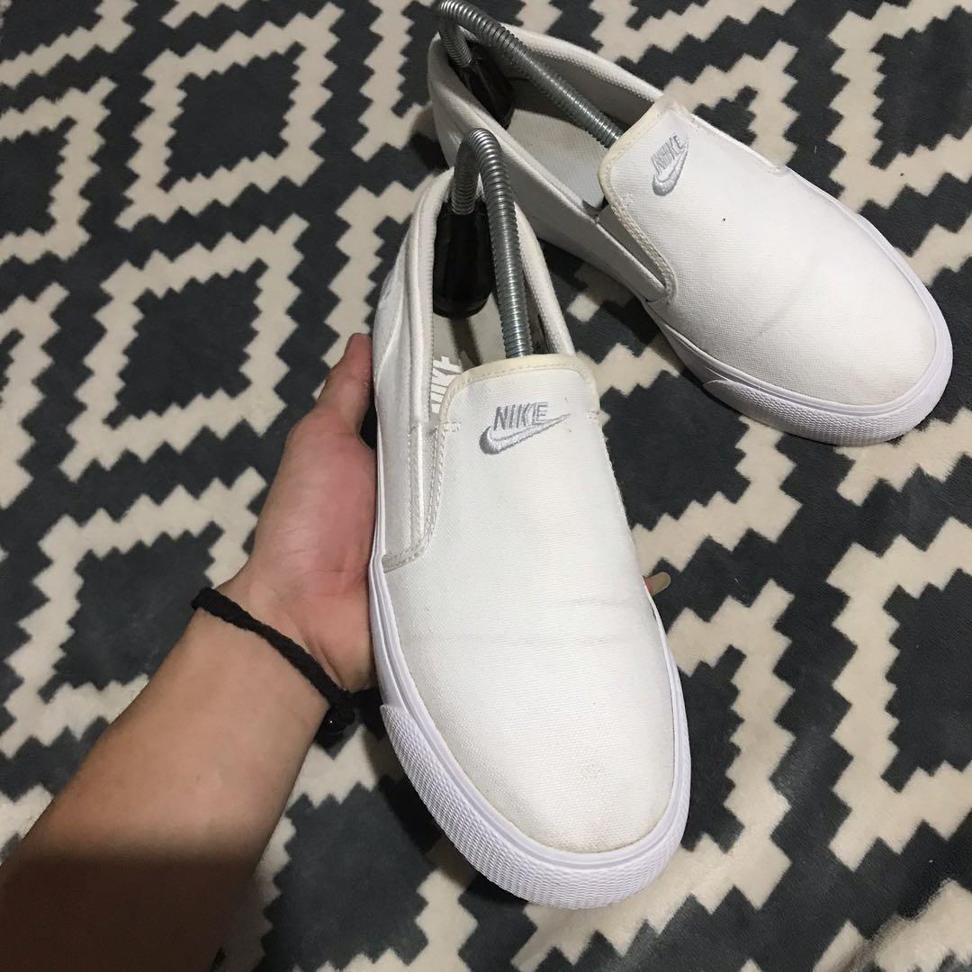 Nike toki low slip on sale on