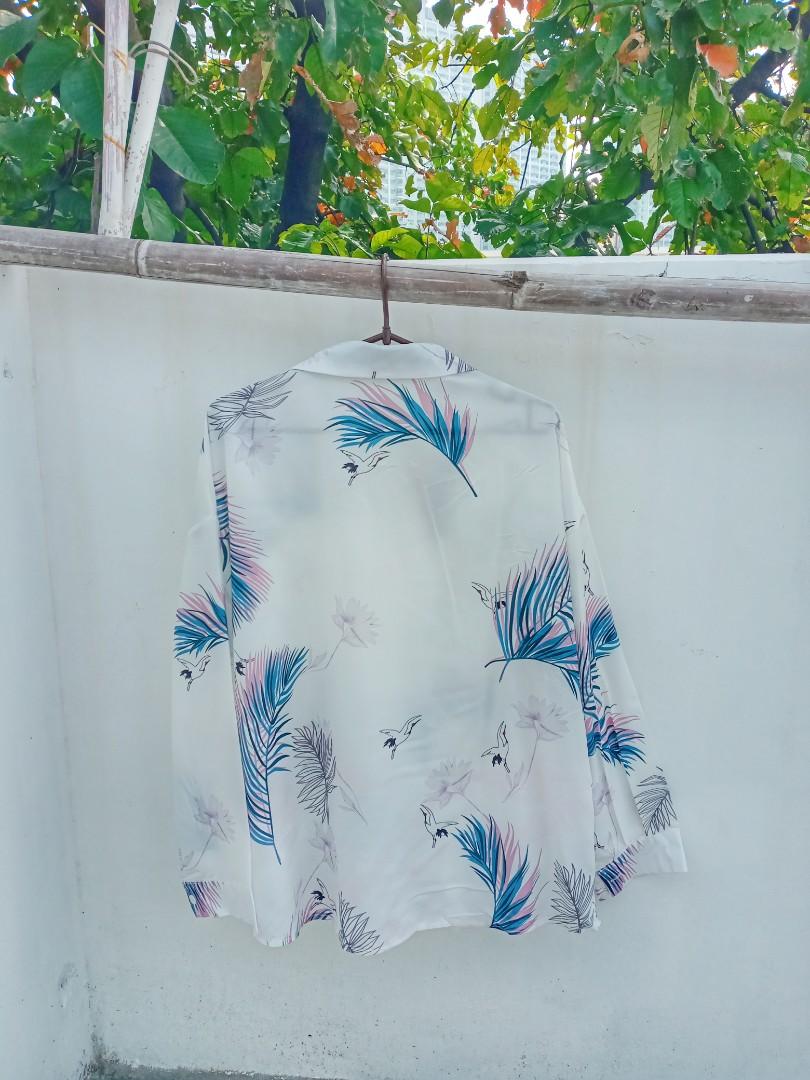 White printed longsleeve button down shirt (Category: Longsleeves) located in Quezon City. Submitted by gracebeejo (Listing ID 1050328945, Image 3). Description: °Fits S-L °Excellent condition °Please manage your expecrations. Most of the items are preloved MAXIMUM 2 DAYS RESERVATION ONLY 💸 Payment: GCASH/ BDO 📬 Shipping • NinjaVan •Grab & Lalamove.