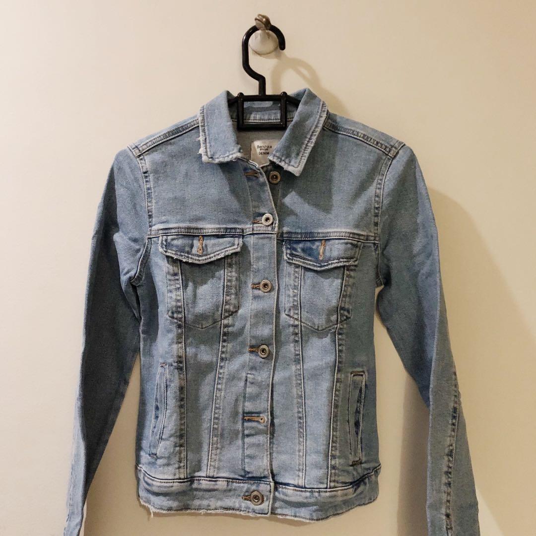 Bershka Denim Jacket Jaket Jeans Fesyen Wanita Pakaian Wanita Baju Luaran di Carousell