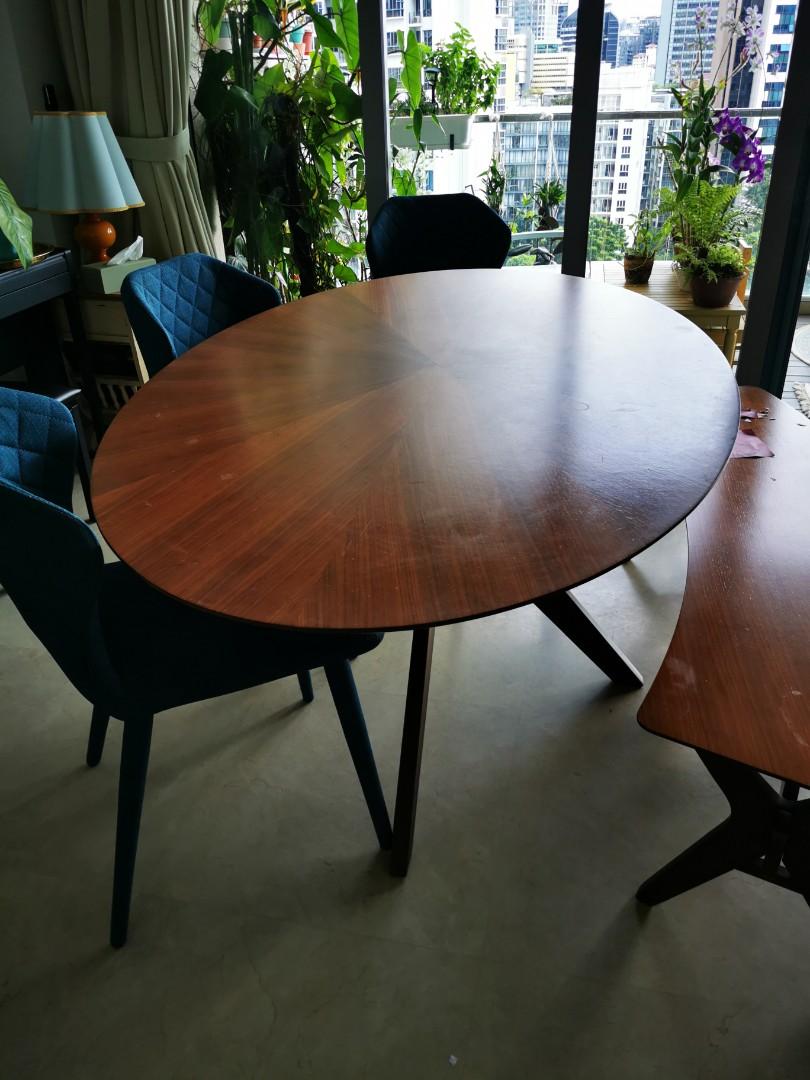 Dining table (Category: Tables & Sets) located in Singapore. Submitted by noahag2000 (Listing ID 1050503068, Image 3). Description: Start living brand Few scratches.