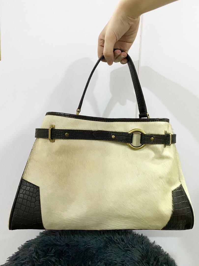 Fino Leatherware Fur Leather Hand Bag (Category: Luxury Bags & Wallets) located in Manila. Submitted by tinseyra (Listing ID 1050454678, Image 1). Description: Kept in storage.