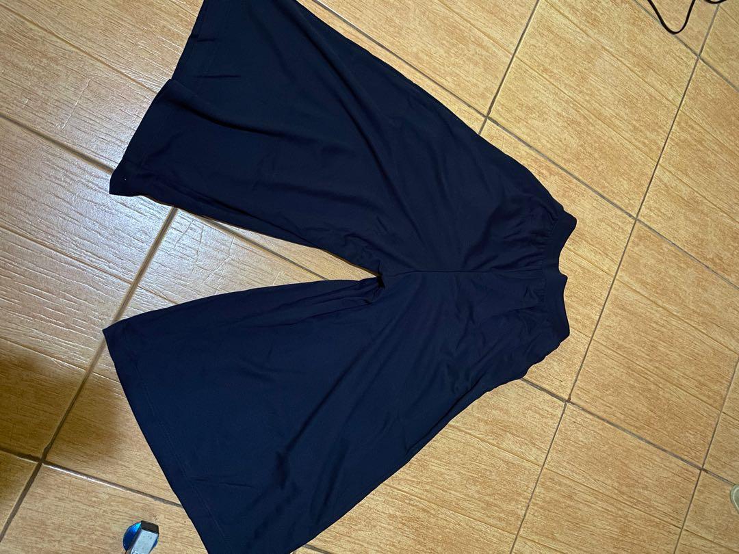 Uniqlo Navy Blue Drape Jersey Culottes (Category: Other Bottoms) located in Pasig City. Submitted by theava (Listing ID 1050473915, Image 1). Description: .
