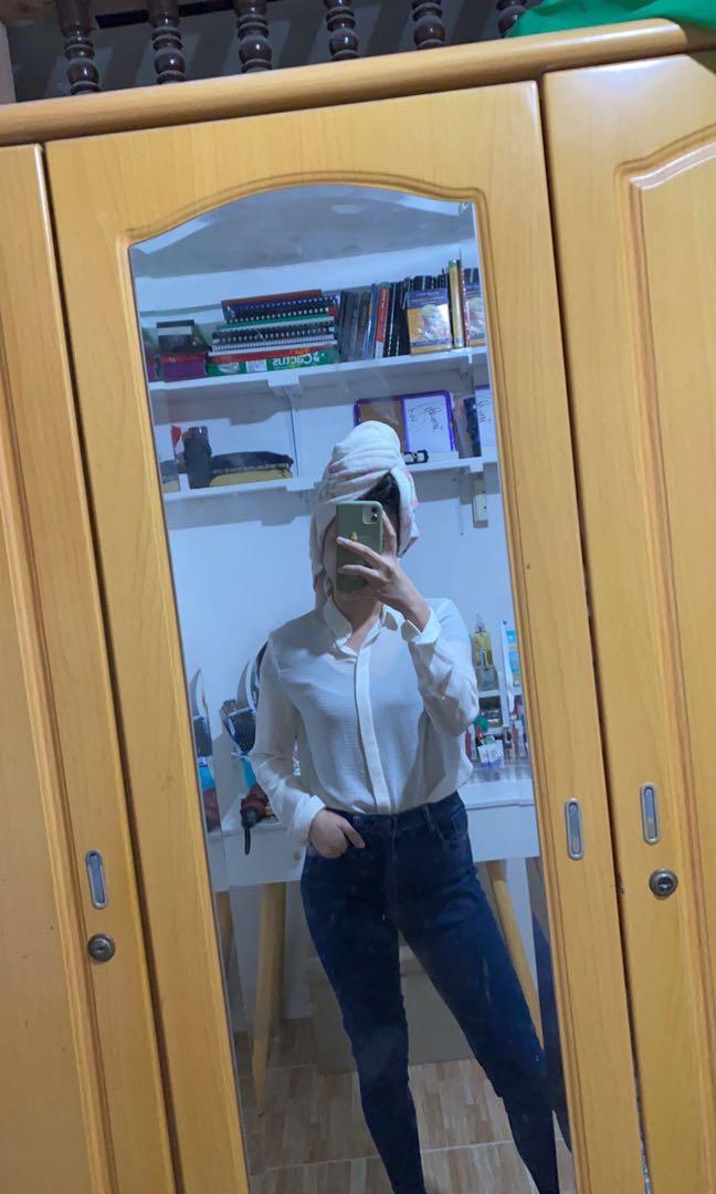 Mango white button down (Category: Blouses) located in Calamba. Submitted by nicariverocloset (Listing ID 1050778915, Image 1). Description: No flaws.