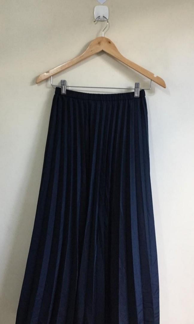 Uniqlo navy shop pleated skirt
