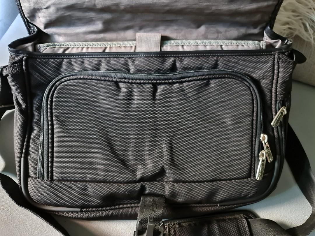 On Sale! Authentic Kenneth Cole Laptop Sling (Category: Briefcases) located in Quezon City. Submitted by allthingsgoode_men (Listing ID 1050924913, Image 3). Description: Selling my preloved Kenneth Cole Laptop Bag U.S. Bought, slight tear on the nylon but repairable. Guaranteed Authentic..
