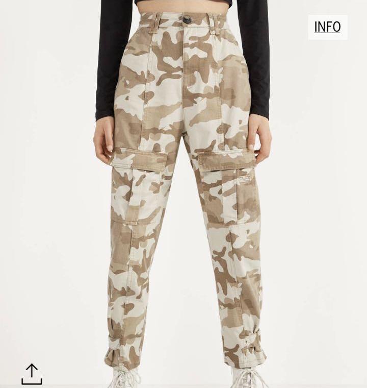 Bershka cargo jeans army Fesyen Wanita Pakaian Wanita Bawahan di Carousell