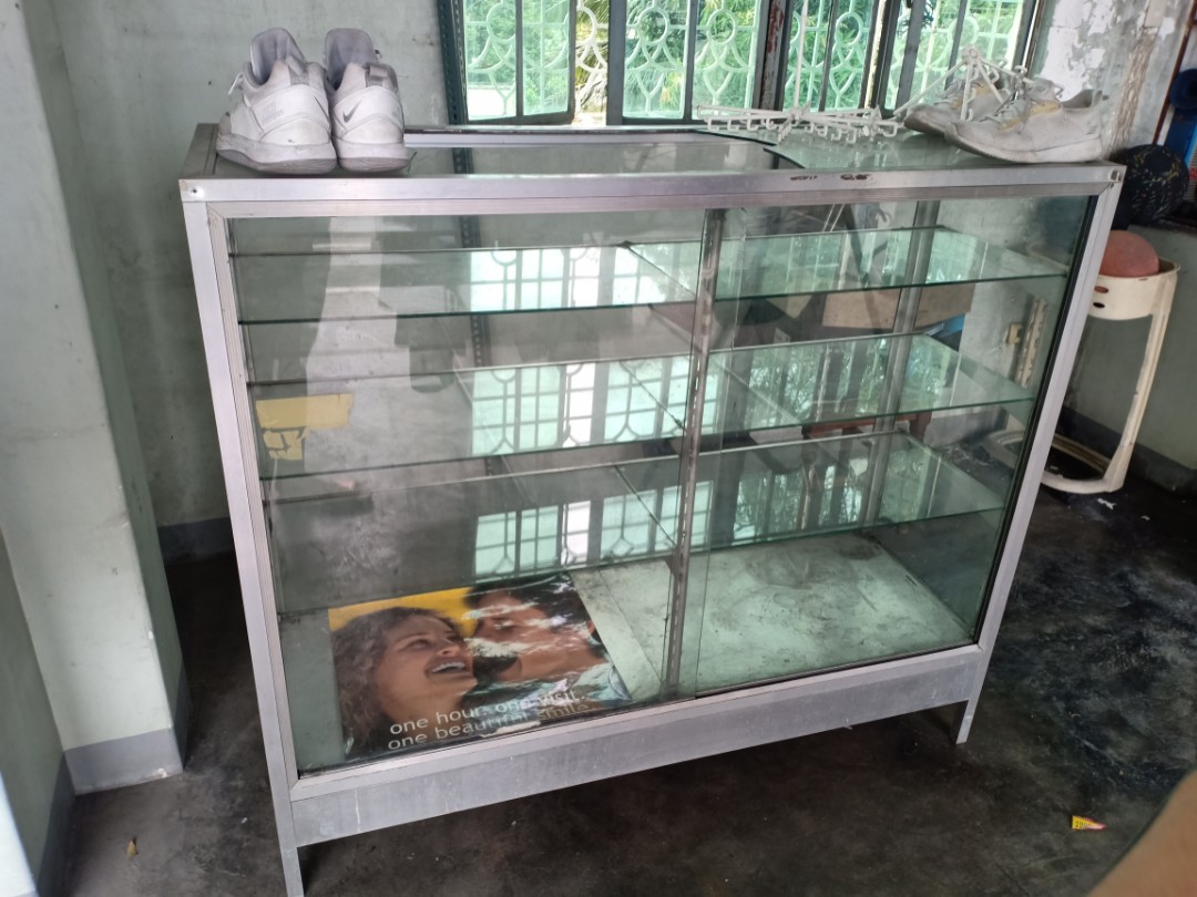 Glass stante/Estante, Everything Else, Looking For on Carousell