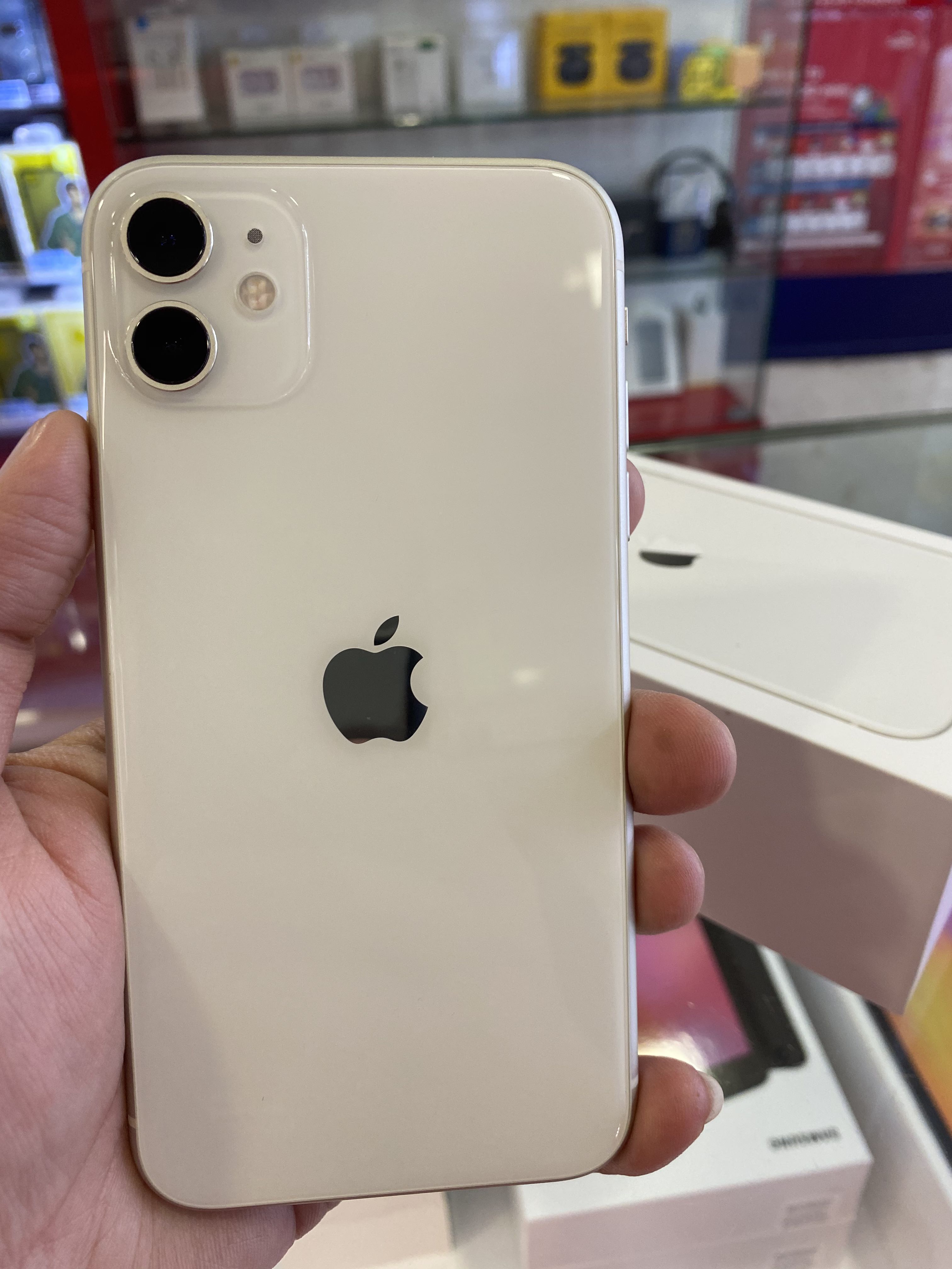 Iphone 11 128gb White Used Mobile Phones Gadgets Mobile Phones Iphone Iphone 11 Series On Carousell
