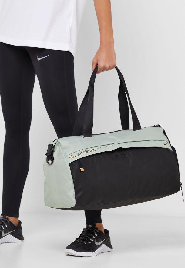 輕身】 Nike Radiate Club Duffel Bag 健身/運動袋25L, 運動與健身, 運動與健身- 拉伸配件- Carousell