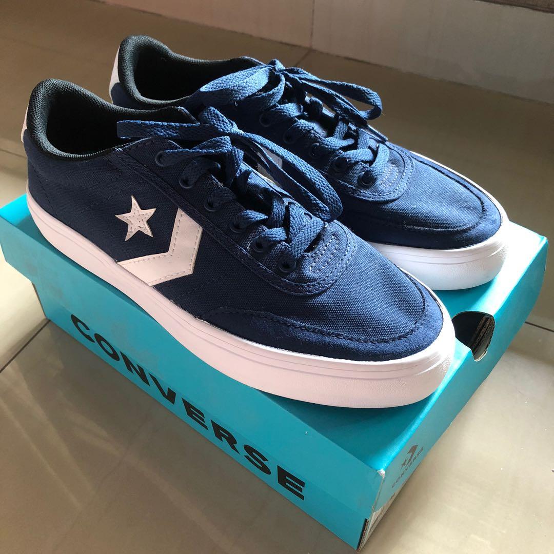 CONVERSE Courtlandt Ox Fesyen Pria Sepatu Sneakers di Carousell