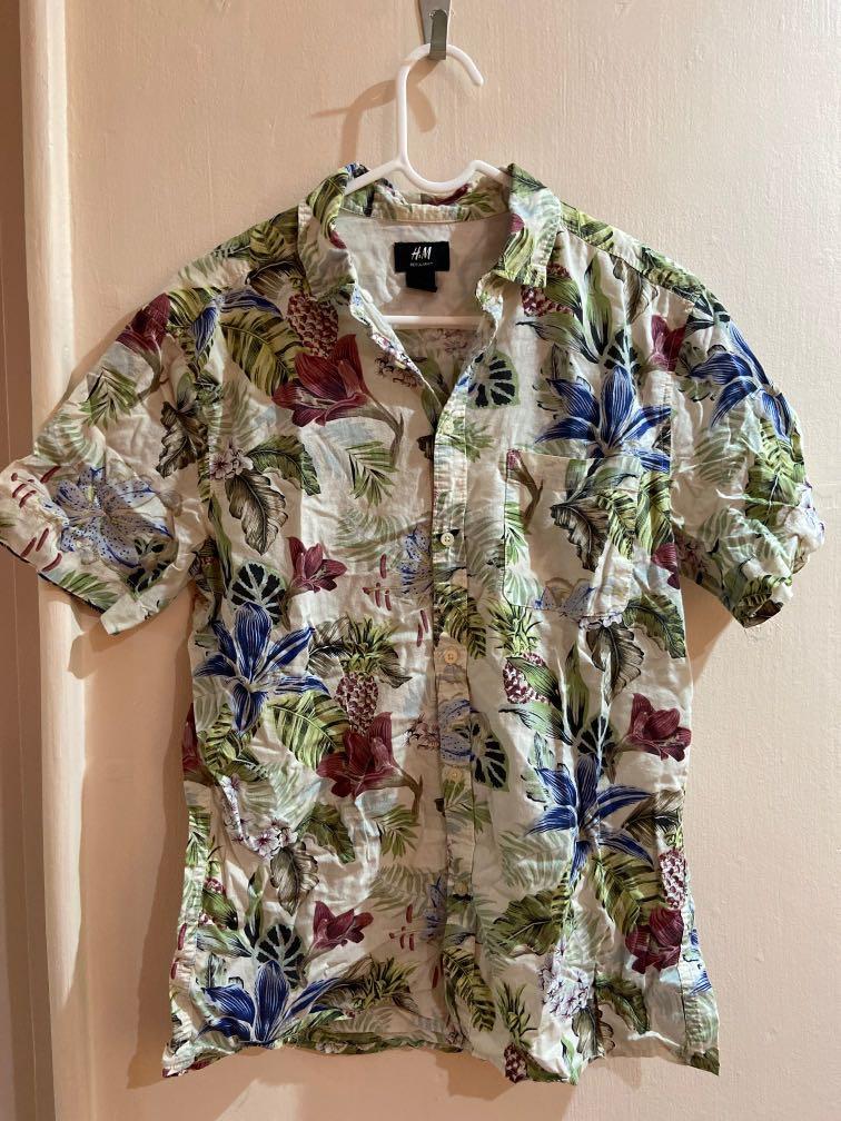 H&M Hawaiian Short Sleeve Button-Up (Category: Sleep and Loungewear) located in Batangas. Submitted by origenesis (Listing ID 1051189098, Image 1). Description: *ONLY P200 - 100% Authentic - Men’s US Small - Condition: 9/10 - RFS: Decluttering clothes - Bought in California at an H&M Store at Great Mall. - Will disinfect upon purchase and shipping..