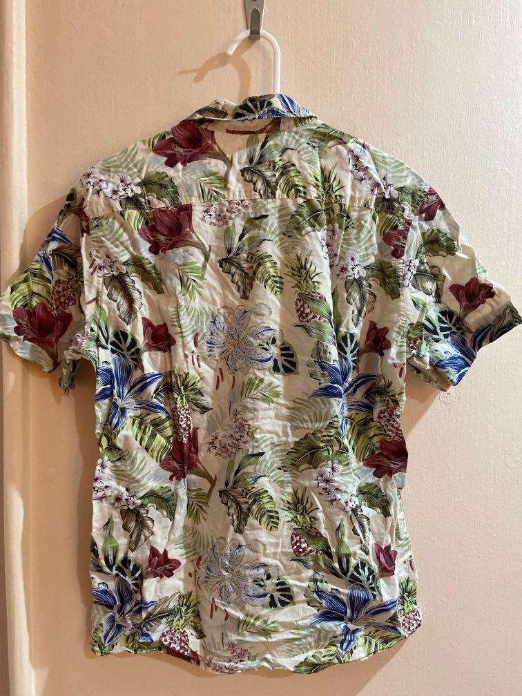 H&M Hawaiian Short Sleeve Button-Up (Category: Sleep and Loungewear) located in Batangas. Submitted by origenesis (Listing ID 1051189098, Image 3). Description: *ONLY P200 - 100% Authentic - Men’s US Small - Condition: 9/10 - RFS: Decluttering clothes - Bought in California at an H&M Store at Great Mall. - Will disinfect upon purchase and shipping..