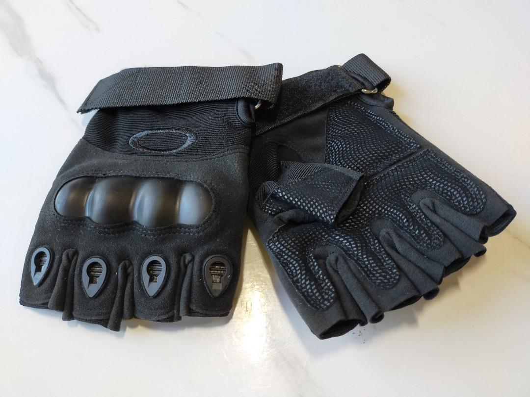 Oakley Half-finger Gloves, Health & Nutrition, Face Masks & Face Shields on  Carousell