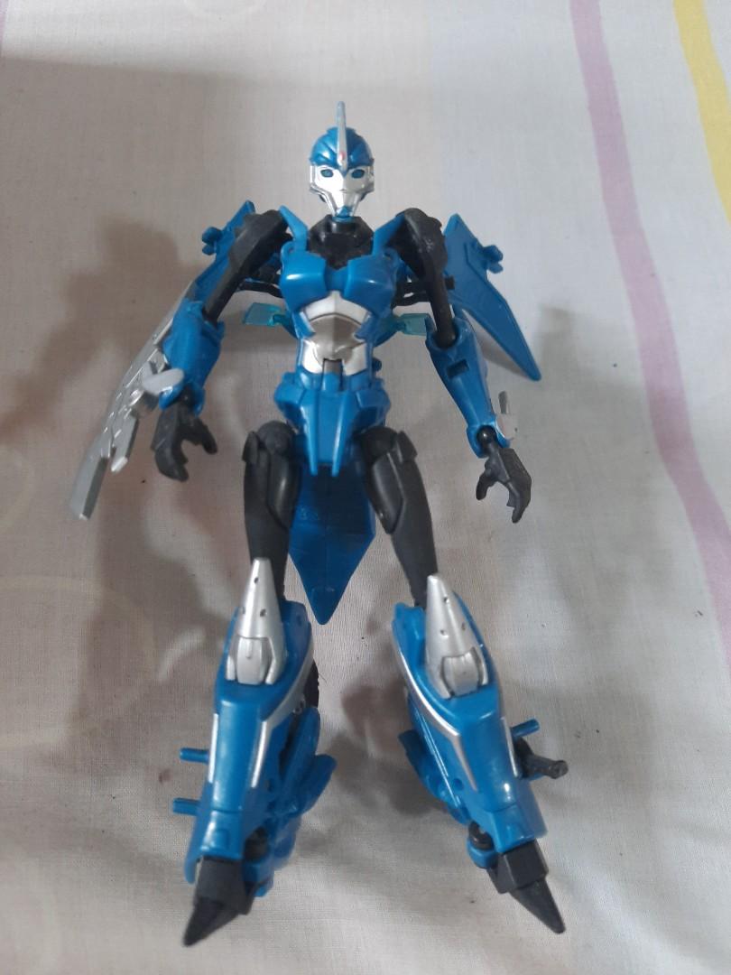 Jin Saotome's Five Minute Toy Review: Transformers Prime Arcee Review