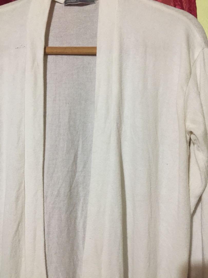 White long cardigan (Category: Coats, Jackets and Outerwear) located in Caloocan City. Submitted by xtine01 (Listing ID 1051266768, Image 2). Description: Soft very comfy high quality knits but has a minimal flaw see 4rth pix.