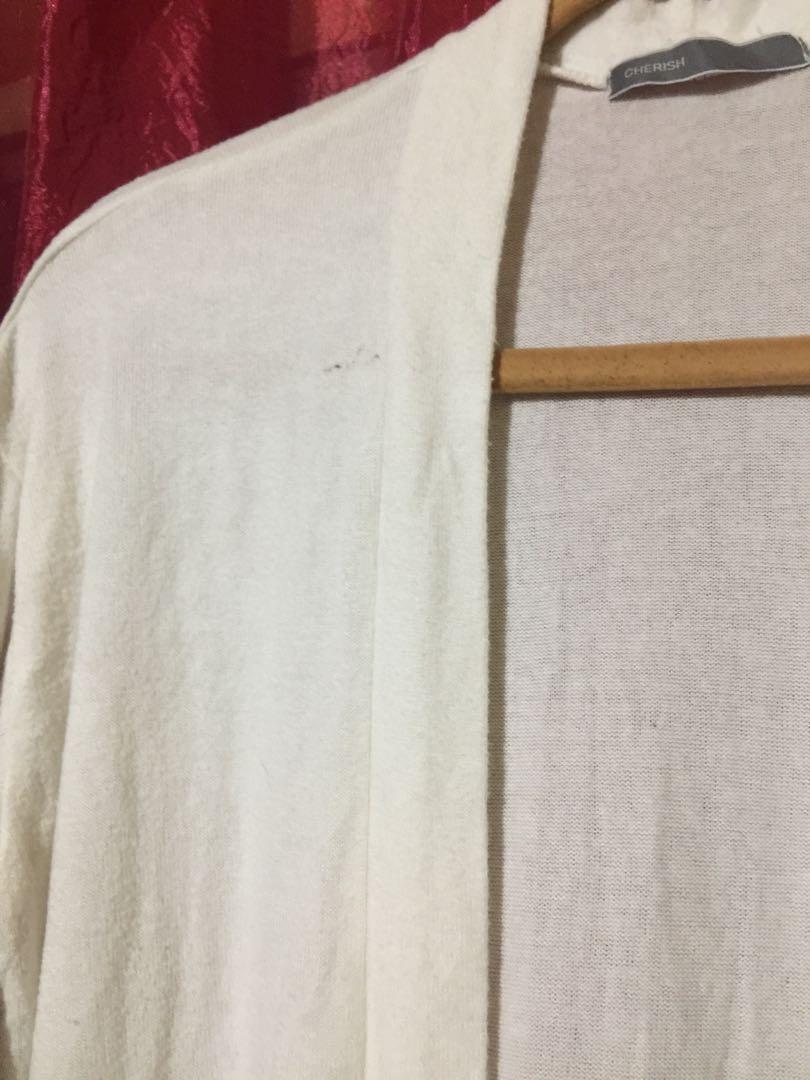 White long cardigan (Category: Coats, Jackets and Outerwear) located in Caloocan City. Submitted by xtine01 (Listing ID 1051266768, Image 3). Description: Soft very comfy high quality knits but has a minimal flaw see 4rth pix.