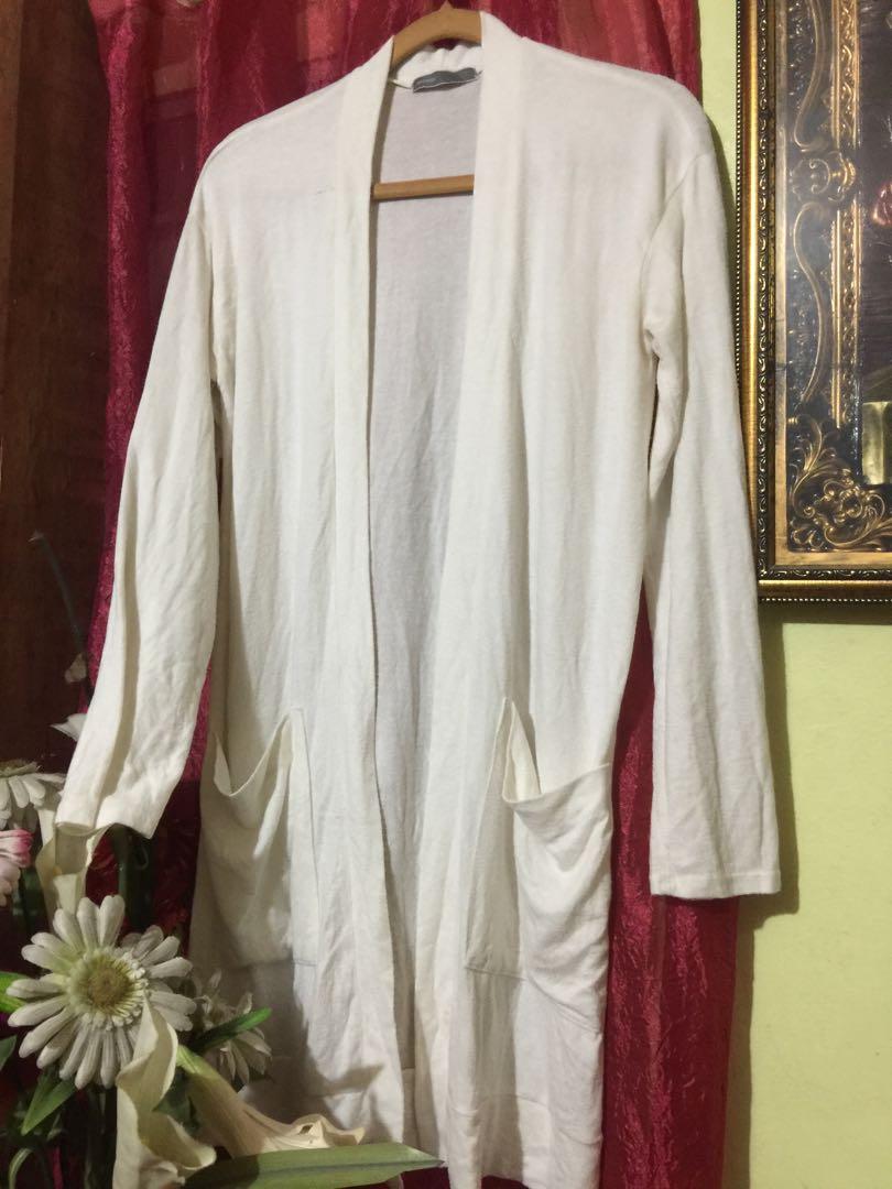 White long cardigan (Category: Coats, Jackets and Outerwear) located in Caloocan City. Submitted by xtine01 (Listing ID 1051266768, Image 1). Description: Soft very comfy high quality knits but has a minimal flaw see 4rth pix.