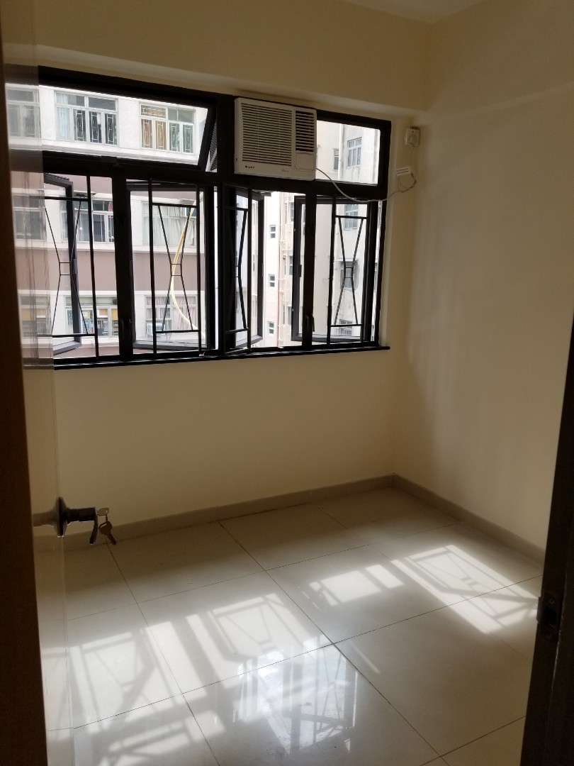 兩房唐樓連天台 (2 bedrooms with private rooftop to lease)62863194286465111