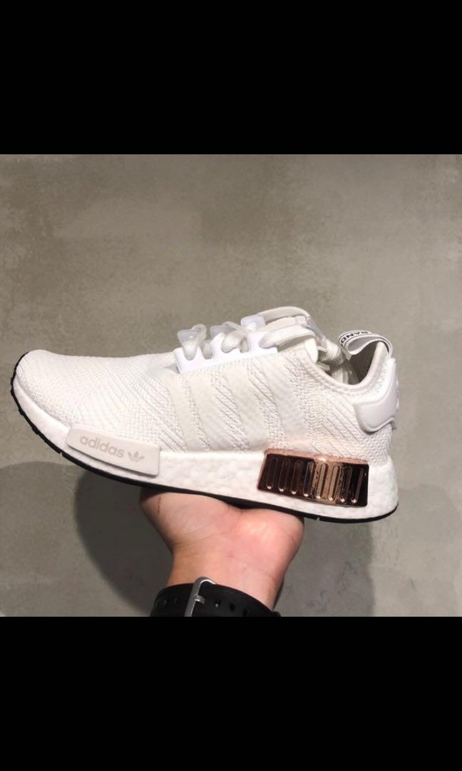 現貨』ADIDAS NMD R1 愛迪達玫瑰金白粉粉白拼接色塊EE5173 女鞋, 他的時尚, 鞋, 運動鞋在旋轉拍賣