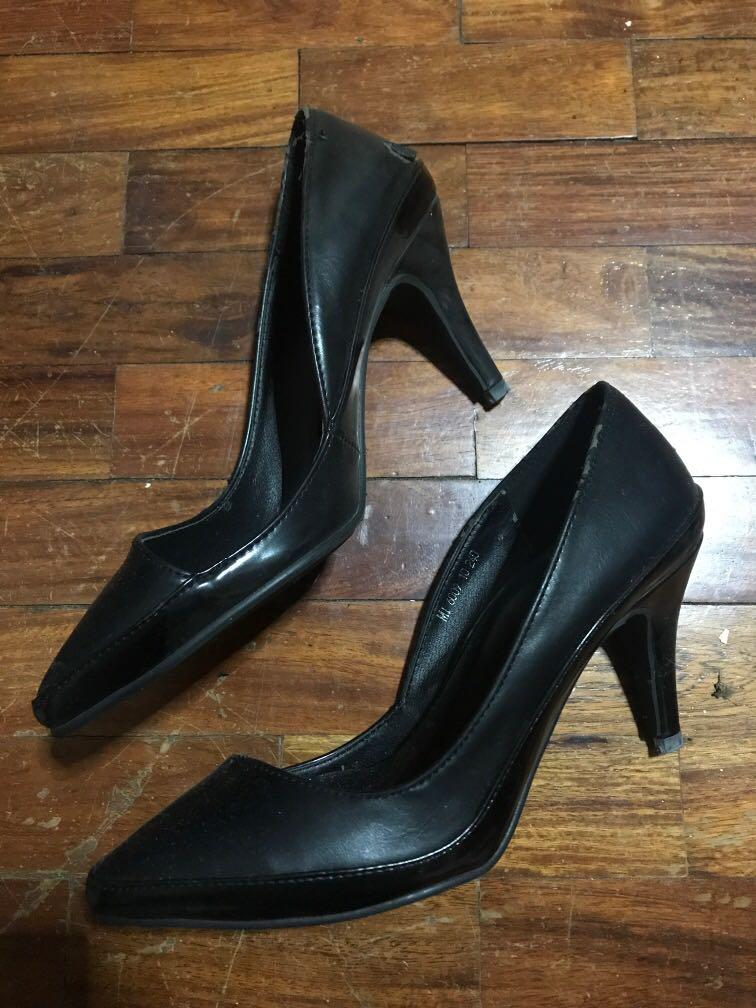 Black pointy shoes from Korea (Category: Heels) located in Quezon City. Submitted by seconds_ph (Listing ID 1051529788, Image 1). Description: Unused. Purchased in Korea. .
