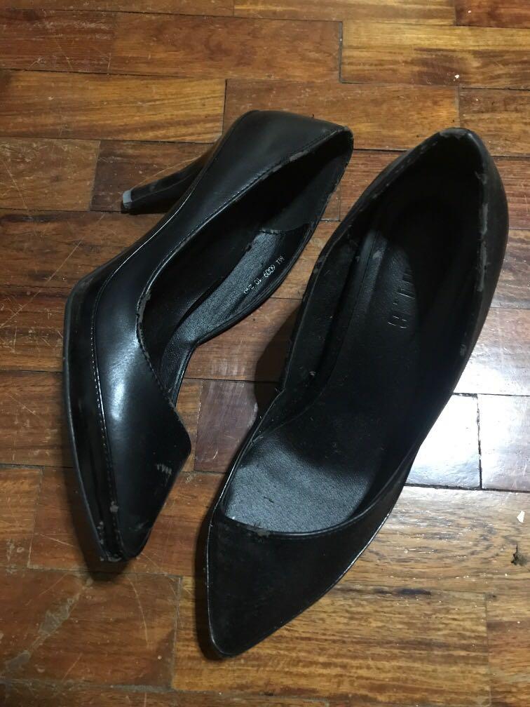 Black pointy shoes from Korea (Category: Heels) located in Quezon City. Submitted by seconds_ph (Listing ID 1051529788, Image 2). Description: Unused. Purchased in Korea. .