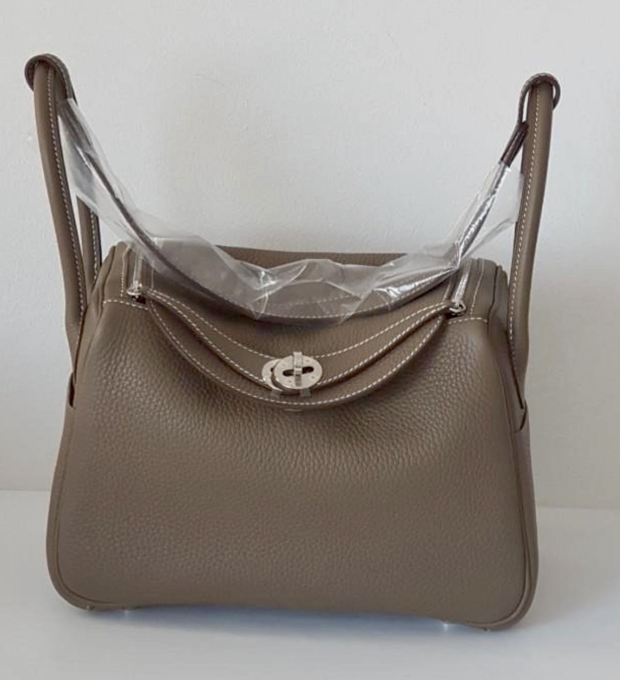 HERMES Lindy Hermes Lindy 26 Beige Marfa GHW Taurillon Clemence B