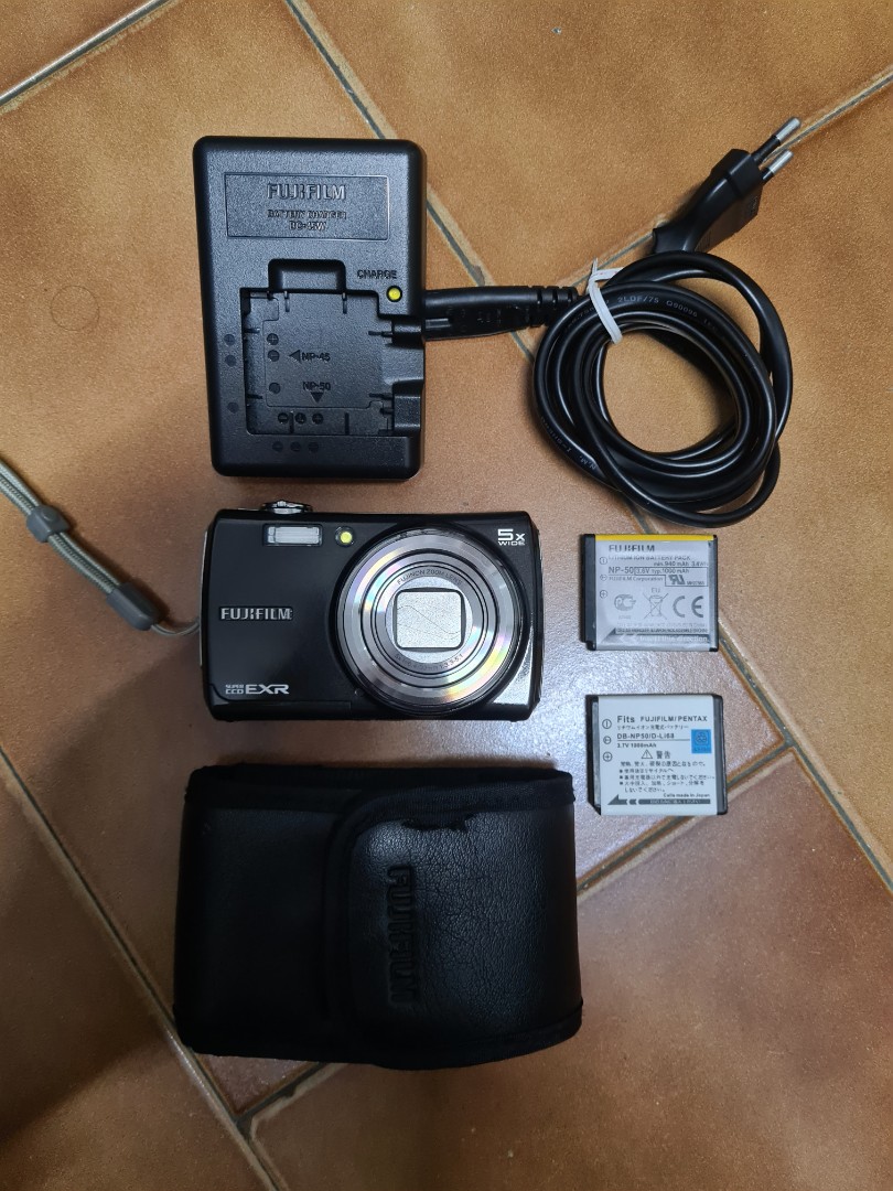 Fuji F200EXR, Photography, Cameras, Digital Cameras on Carousell