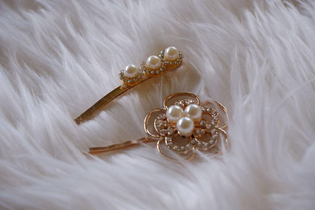 Gold pearl clip set (Category: Hair Accessories) located in Davao. Submitted by marmalade21 (Listing ID 1051482481, Image 1). Description: 2pcs gold pearl clips for 80 only.