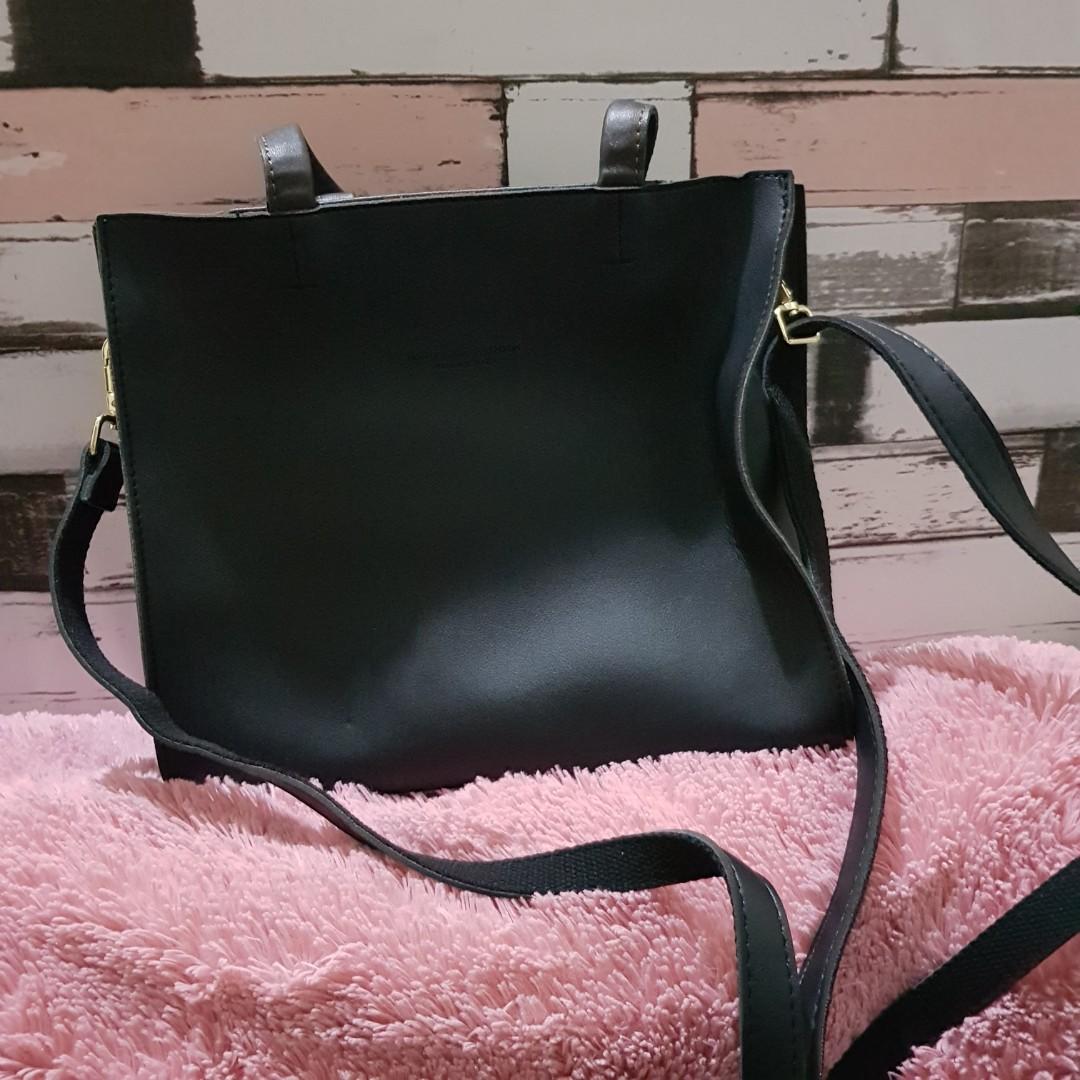 HOW R U SLING BAG (Category: Cross-body Bags) located in Mandaluyong City. Submitted by joyceee22 (Listing ID 1051479176, Image 1). Description: BRANDNEW BAG!.
