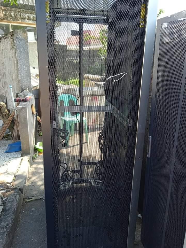 HP Server Rack (Category: Computer Parts) located in Pasay City. Submitted by katelheen (Listing ID 1051471552, Image 2). Description: 36U.