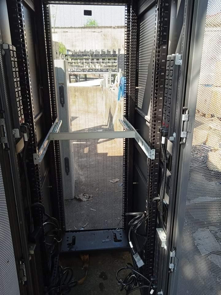 HP Server Rack (Category: Computer Parts) located in Pasay City. Submitted by katelheen (Listing ID 1051471552, Image 3). Description: 36U.