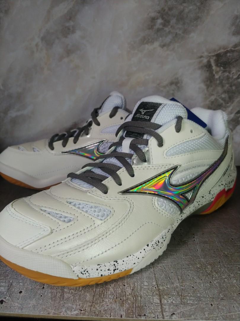 Mizuno Wave Fang Pro White x Aurora Sepatu Badminton, Fesyen Pria,  Sepatu Lainnya di Carousell