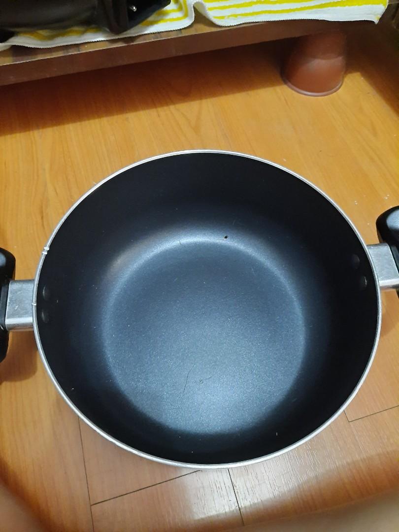 Non stick pot (Category: Cookware & Accessories) located in Quezon City. Submitted by kulasathriftshop (Listing ID 1051401796, Image 2). Description: in good condition. not sure kung pwd sa induction kc sa induction namin matagal sya uminit. i think pwede sya sa electric stove.🙂.