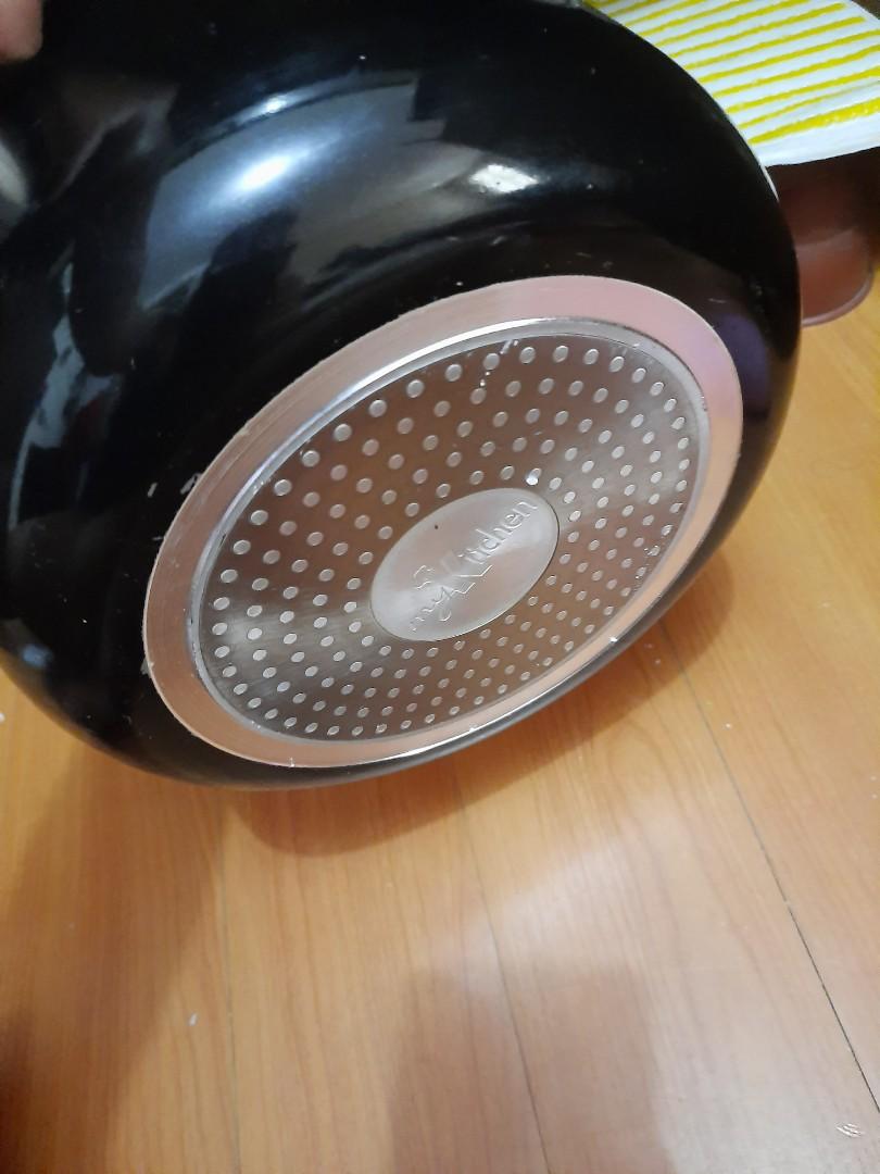 Non stick pot (Category: Cookware & Accessories) located in Quezon City. Submitted by kulasathriftshop (Listing ID 1051401796, Image 3). Description: in good condition. not sure kung pwd sa induction kc sa induction namin matagal sya uminit. i think pwede sya sa electric stove.🙂.