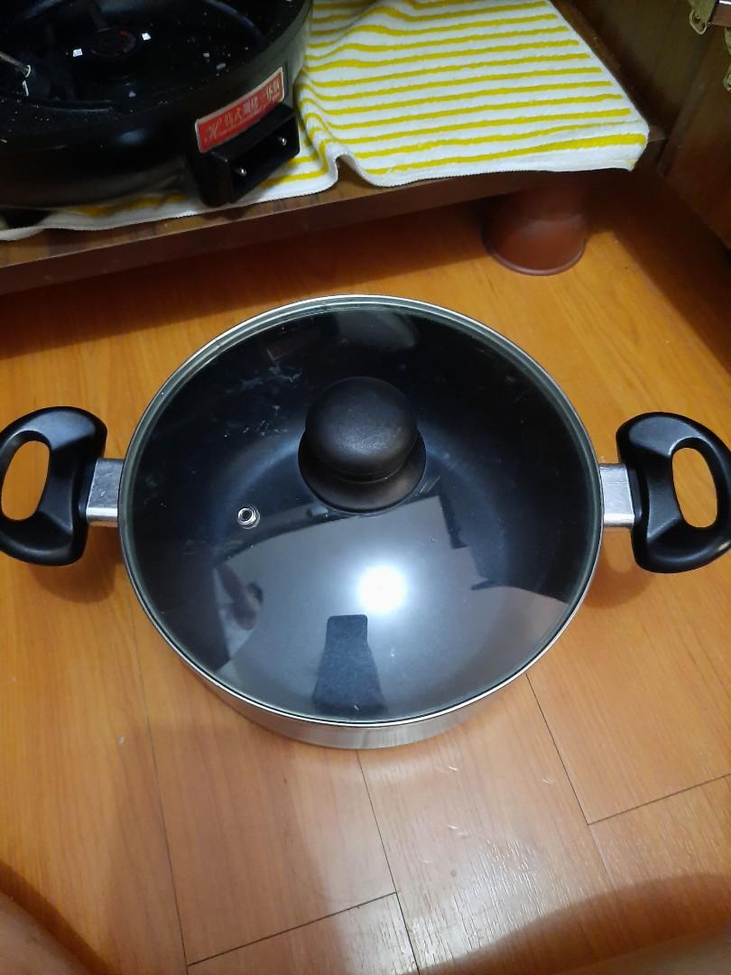 Non stick pot (Category: Cookware & Accessories) located in Quezon City. Submitted by kulasathriftshop (Listing ID 1051401796, Image 1). Description: in good condition. not sure kung pwd sa induction kc sa induction namin matagal sya uminit. i think pwede sya sa electric stove.🙂.