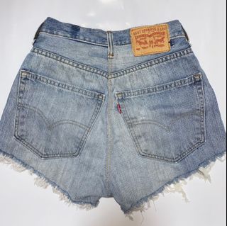 frayed levi shorts