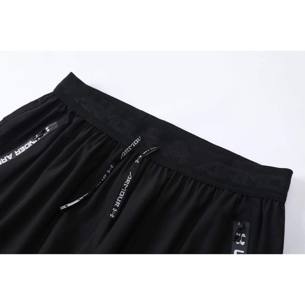 running trousers with zip pocket