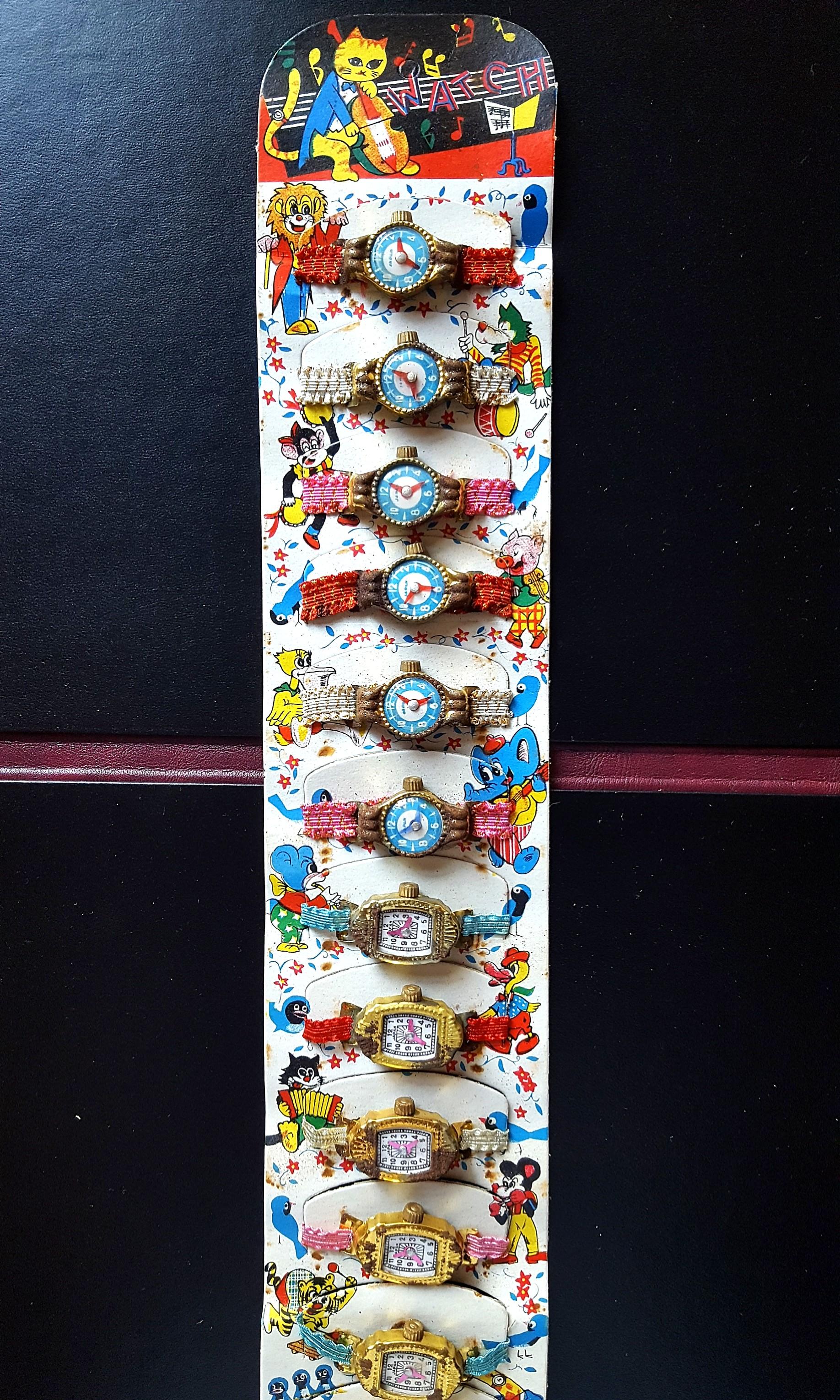 60至70年代懷舊玩具手錶 一版十二隻 指針可動 日本製造 玩具圖鑑介紹品 品相如圖 注意部分錶面有不同程度掉漆及生銹情況 古董收藏 古董收藏