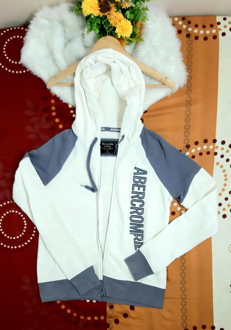 Abercrombie Hoodie Jacket (Category: Coats, Jackets and Outerwear) located in Angono. Submitted by nikdeclutters (Listing ID 1051931748, Image 1). Description: Super ganda po neto😍 Makapal po yung tela Brand: Abercrombie Large.