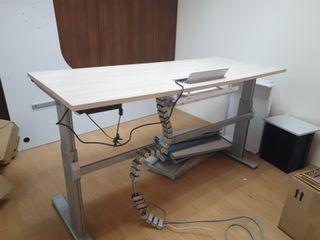 Electronic adjustable table