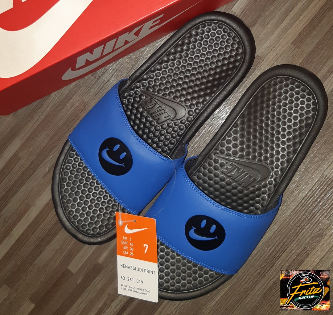 nike benassi smiley