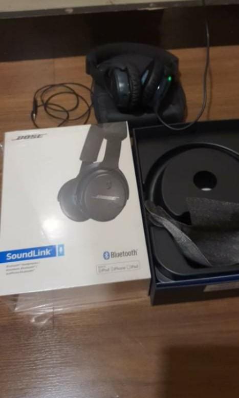 Bose OE (on ear) Bluetooth headphone (Category: Headphones & Headsets) located in Quezon City. Submitted by rickstuff (Listing ID 1016438099, Image 3). Description: Original pre loved Bose OE headphone. Bluetooth, wireless with case. Earpads still good. Charging port a bit loose, ( you have to adjust for charging and turning on power). Payment gcash or bank transfer. Delivery Via lalamove or grab..