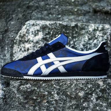 bruce lee wearing onitsuka tiger