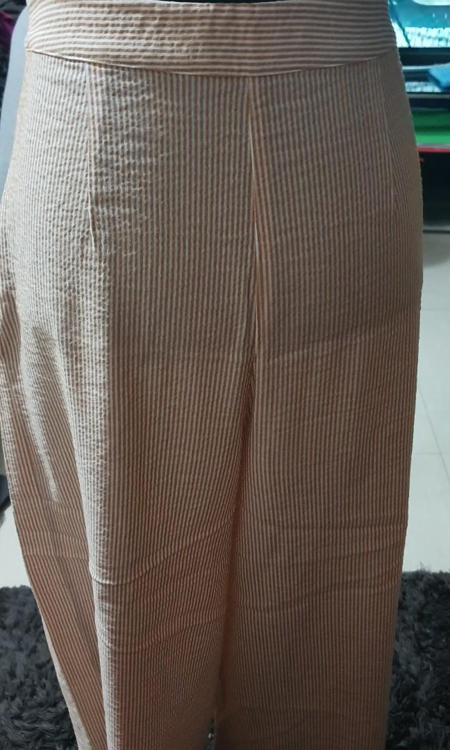 Mango wide leg pants (Category: Other Bottoms) located in Noveleta. Submitted by heyitsroxy (Listing ID 1052251612, Image 3). Description: mango wide leg pants pinstripe detail size small used once only may stitch on the waist maluwag kc pero pwde namang tanggalin, ewan lang pagkakastitch e, ako lang nagstitch😅 rfs: bawas kalat.